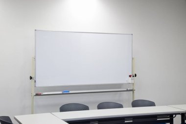 Ofis masası ve boş beyaz tahta