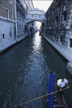 Venedik, İtalya 'da kanal ve güzel eski mimari üzerine gondol