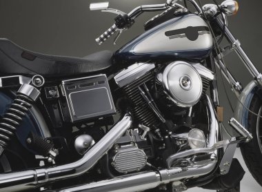 modern siyah motosiklet koyu arkaplana karşı