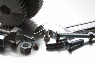 Metal civata ve viteslerin beyaz arkaplandaki yakın görüntüsü      