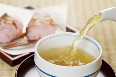 Tahta masadaki şekerli bir fincan çayın yakın plan çekimi.