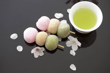 Japon Mochi yeşil çayı bir fincanda tatlandırır 