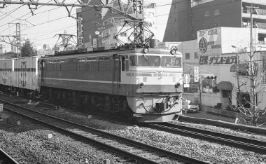 Japonya 'daki eski tren, sepya fotoğrafı.