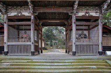 Güzel antik Japon tapınağının manzaralı görüntüsü.