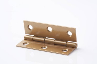 Beyaz arkaplanda kapalı metal kapı detayı