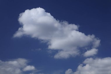 Beyaz bulutlu mavi gökyüzü arkaplanı