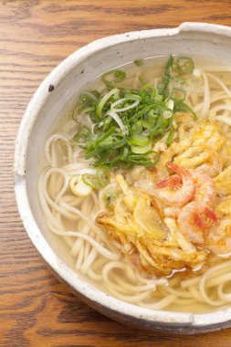 Sebzeli ve erişteli kızarmış karides.