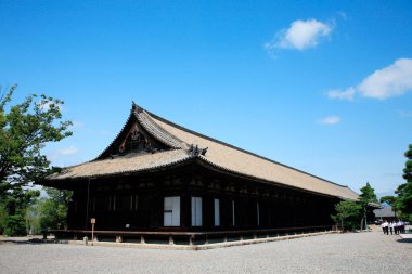 Güzel antik Japon tapınağının manzaralı görüntüsü.