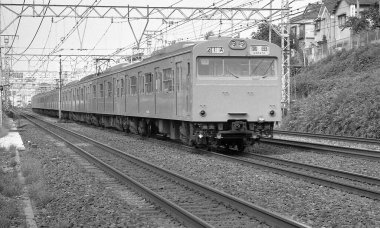 Bir trenin belirgin profili yüksek Japon raylarında açıkça görülebilir..