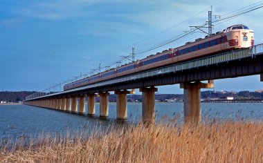 Asya şehrinden geçen trenin gündüz görüntüsü