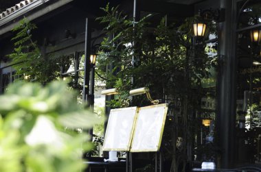 Menü ve bitkilerle restoran girişi