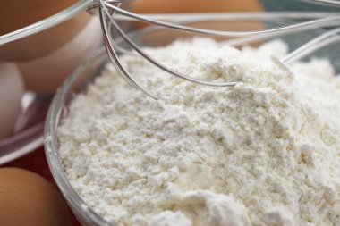 Hamuru beyaz masada hazırlamak için gerekli malzemeler. 