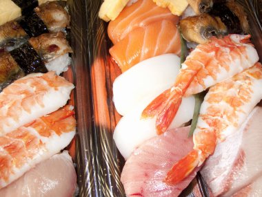 Karides somon yumurtası ve yılan balığı içeren çeşitli suşi parçaları.