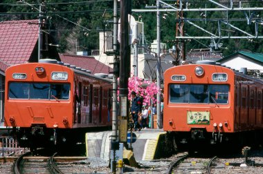Hızlı hızlı giden iki tren demiryolundan geçiyor. 