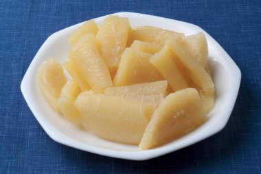 Kavanozda konserve meyve dilimleri