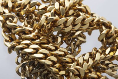 Arka planda güzel altın zincirler, yakın plan