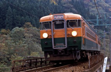 Tren Asya demiryolu ile hareket ediyor, gündüz görüşü 