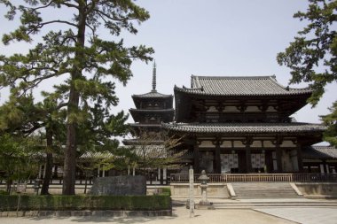 Güzel antik Japon tapınağının manzaralı görüntüsü.