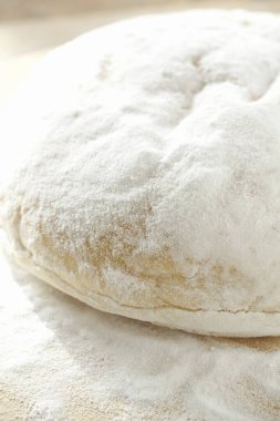 Taze ekmeği unla kaplayın.