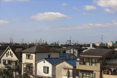 Japonya şehrinin modern mimarisi ve mavi gökyüzü