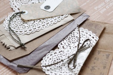 Boş etiketli eski kartlar ve dantel elementler, yakın plan      