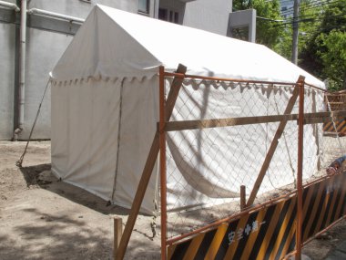 İnşaat alanının yakınına güvenlik bariyerleri kurulmuş.