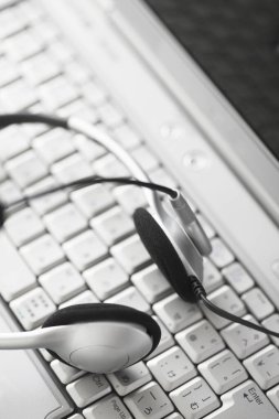 Kulaklıklar bilgisayar klavyesinde, kapat