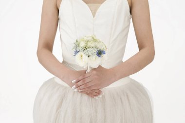 Beyaz arka planda düğün buketi olan gelin