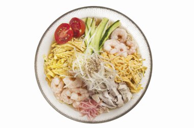 Beyaz tabakta deniz mahsulleri olan Hiyashi yemeğinin en üst görüntüsü.