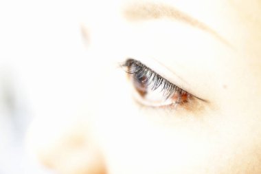 Beyaz arka planda Asyalı kadın gözünün portresi