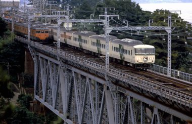 Köprüde tren şehir içinde sürüyor.  