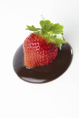 Çikolata şuruplu kırmızı çilek.