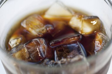 Buz küplü bir bardak kola, manzarayı kapat.