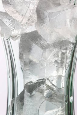 Beyaz zemin üzerinde su olan buz küpleri