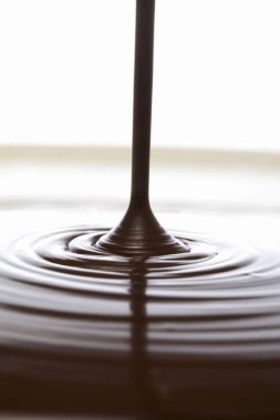 Dökülen erimiş siyah çikolatanın yakın görüntüsü 