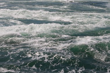 Deniz yüzeyi. köpüklü deniz dalgaları