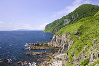 Güzel deniz manzarası ve kayalık sahil