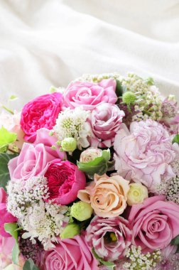 Yakın plan güzel bir buket taze çiçek.         