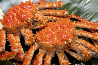 Masadaki iki yengecin görüntüsünü kapat