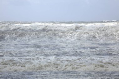 Deniz dalgalarının görkemli manzarası.   