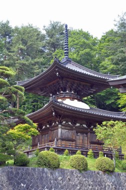 Güzel antik Japon tapınağının manzaralı görüntüsü.