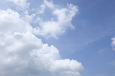 Beyaz bulutlu mavi gökyüzü arkaplanı