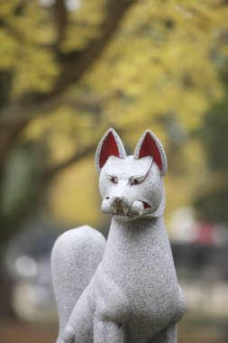 Inari Tapınağı 'nda köpek heykeli, Nara Parkı, Japonya