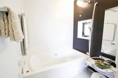 Modern otel odasının içi açık renkli.