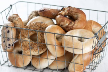 Beyaz arka planda taze simit 