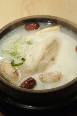 Lezzetli Asya yemeklerinin yakın görüntüsü. Et ve sebzeli çorba. 