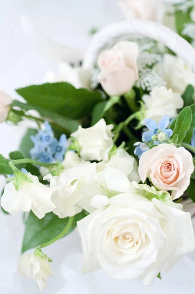 Красивые Белые Розы Заднем Плане Закрыть — стоковое фото
