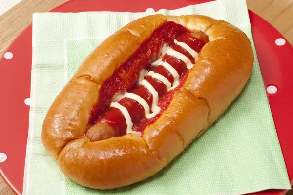 Leckerer Hot Dog Mit Wurst Und Ketchup Mit Mayonnaise — Stockfoto