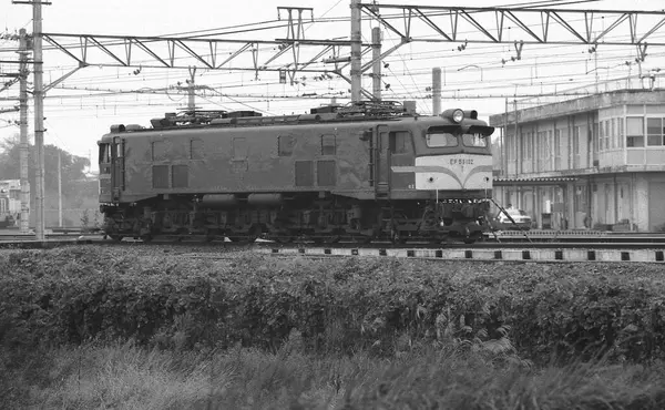 Japonya 'nın kentsel bölgesinde gündüz vakti ikonik demiryolu makineleri.