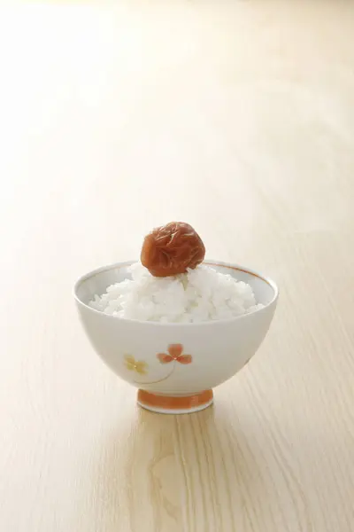 Köstlichen Reis Und Eingelegte Pflaumen Schüssel — Stockfoto